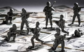 Cuba denuncia el incremento sostenido del gasto militar global Imagen ilustrativa de soldados de juguete sobre billetes de dólares