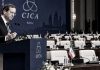 Israel vuelve a quedarse hablando solo: Esta vez en la cumbre CICA Presidente israelí en el podio durante la cumbre CICA en Bakú, con banderas de Irán y Emiratos Árabes Unidos en la sala.