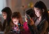 Australia demanda a Meta por generar adicción en niños y adolescentes Menores utilizan teléfonos móviles mientras Meta enfrenta una demanda en Australia por el uso de sus redes sociales.