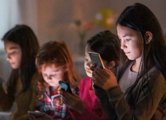 Australia demanda a Meta por generar adicción en niños y adolescentes Menores utilizan teléfonos móviles mientras Meta enfrenta una demanda en Australia por el uso de sus redes sociales.