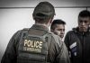 Donald Trump deportará un total de 660 mil personas durante el 2026 Agente de la Patrulla Fronteriza de Estados Unidos junto a inmigrantes durante un procedimiento migratorio.
