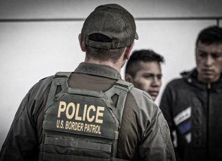 Donald Trump deportará un total de 660 mil personas durante el 2026 Agente de la Patrulla Fronteriza de Estados Unidos junto a inmigrantes durante un procedimiento migratorio.