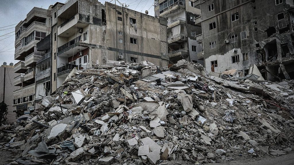 Edificios destruidos y escombros en Tiro, Líbano, tras los bombardeos israelíes.