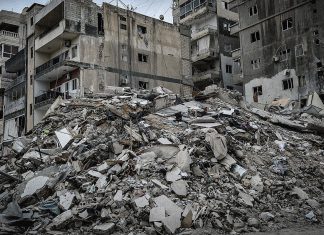 Hezbolá anuncia ayudas de hasta 14.000 dólares a familias afectadas por ataques israelíes Edificios destruidos y escombros en Tiro, Líbano, tras los bombardeos israelíes.