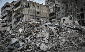Hezbolá anuncia ayudas de hasta 14.000 dólares a familias afectadas por ataques israelíes Edificios destruidos y escombros en Tiro, Líbano, tras los bombardeos israelíes.