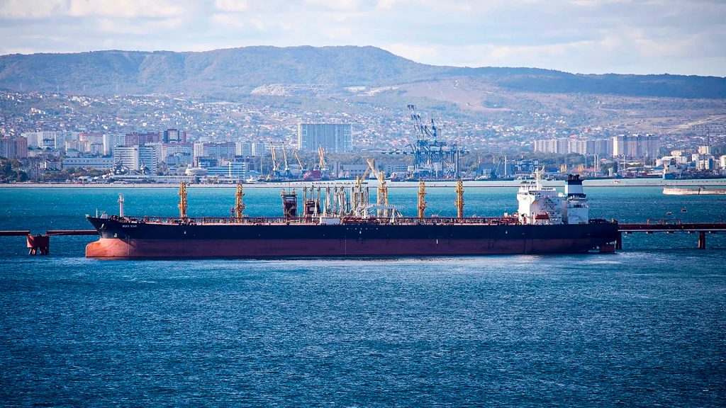 Buque petrolero ruso en el puerto de Novorosíisk, en el mar Negro, en contexto de las exportaciones de diésel.