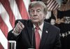 Donald Trump amenaza con enviar buques de guerra a Cuba Donald Trump señala al público durante una intervención frente a las banderas de Estados Unidos.