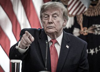 Donald Trump amenaza con enviar buques de guerra a Cuba Donald Trump señala al público durante una intervención frente a las banderas de Estados Unidos.