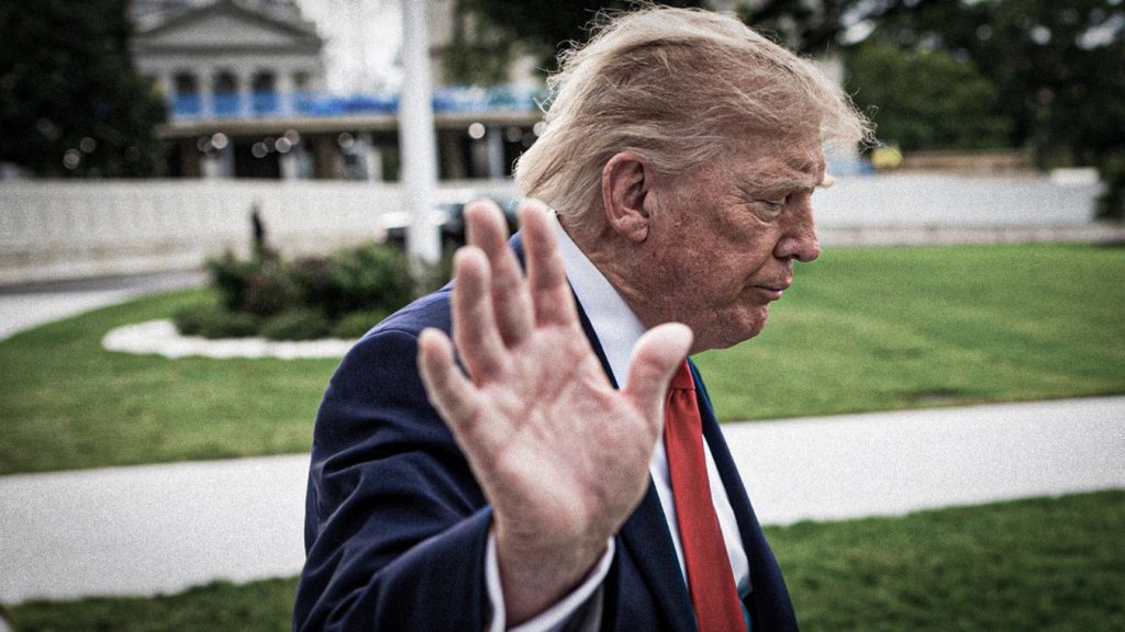 Donald Trump realiza un gesto con la mano durante una aparición pública, en el contexto de sus declaraciones sobre Rusia y Ucrania.