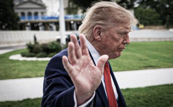Donald Trump elogia a Rusia y acusa a Volodímir Zelenski de frenar la paz Donald Trump realiza un gesto con la mano durante una aparición pública, en el contexto de sus declaraciones sobre Rusia y Ucrania.