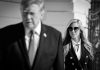 Donald Trump destituye a Katie Zacharia como vocera de la Casa Blanca Donald Trump en primer plano y Katie Zacharia detrás, en una fotografía en blanco y negro.