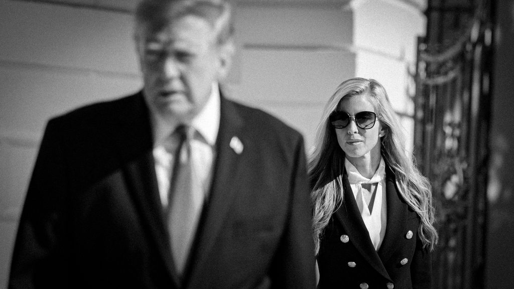 Donald Trump en primer plano y Katie Zacharia detrás, en una fotografía en blanco y negro.