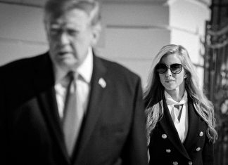 Donald Trump destituye a Katie Zacharia como vocera de la Casa Blanca Donald Trump en primer plano y Katie Zacharia detrás, en una fotografía en blanco y negro.