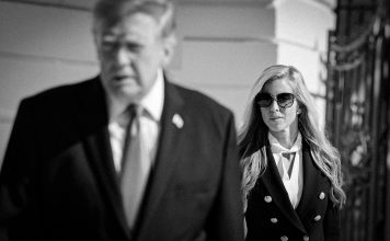 Donald Trump destituye a Katie Zacharia como vocera de la Casa Blanca Donald Trump en primer plano y Katie Zacharia detrás, en una fotografía en blanco y negro.