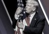 Seis de cada diez estadounidenses creen que Donald Trump se lucra con la presidencia ilegalmente Presidente estadounidense Donald Trump besa la bandera de EE.UU. durante una Conferencia de Acción Política Conservadora en marzo, 2020