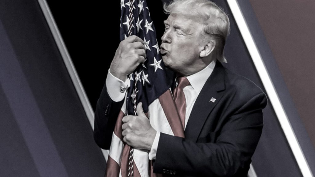 Presidente estadounidense Donald Trump besa la bandera de EE.UU. durante una Conferencia de Acción Política Conservadora en marzo, 2020