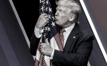 Seis de cada diez estadounidenses creen que Donald Trump se lucra con la presidencia ilegalmente Presidente estadounidense Donald Trump besa la bandera de EE.UU. durante una Conferencia de Acción Política Conservadora en marzo, 2020