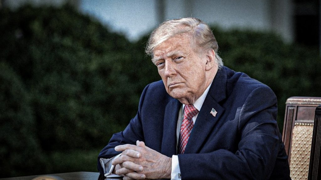 Donald Trump sentado durante una aparición pública, en una imagen relacionada con su propuesta de renombrar el estado de Nuevo México como Nueva América.