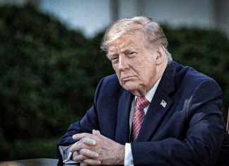 Donald Trump insiste en cambiar el nombre a Nuevo México por “Nueva América” Donald Trump sentado durante una aparición pública, en una imagen relacionada con su propuesta de renombrar el estado de Nuevo México como Nueva América.