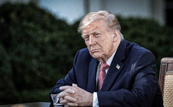 Donald Trump insiste en cambiar el nombre a Nuevo México por “Nueva América” Donald Trump sentado durante una aparición pública, en una imagen relacionada con su propuesta de renombrar el estado de Nuevo México como Nueva América.