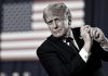 Tucker Carlson acusa a Donald Trump de usar migración para castigar críticas a Israel Donald Trump durante un acto político con la bandera de Estados Unidos al fondo.