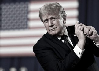 Tucker Carlson acusa a Donald Trump de usar migración para castigar críticas a Israel Donald Trump durante un acto político con la bandera de Estados Unidos al fondo.
