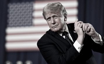 Tucker Carlson acusa a Donald Trump de usar migración para castigar críticas a Israel Donald Trump durante un acto político con la bandera de Estados Unidos al fondo.