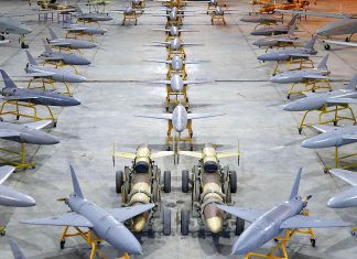 Irán revela un laberinto de túneles repletos de misiles y drones Drones militares iraníes de distintos tamaños alineados en una instalación de defensa.