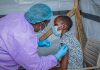 Congo inicia ensayo de vacunas contra el ébola tras casi 4.700 muertes Personal médico aplica ensayo clínico a paciente