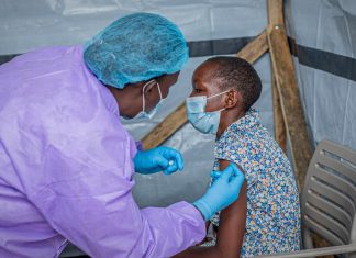 Congo inicia ensayo de vacunas contra el ébola tras casi 4.700 muertes Personal médico aplica ensayo clínico a paciente