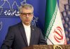 Irán: Estados Unidos provoca inestabilidad mundial Esmail Baghaei, portavoz de Exteriores de Irán, durante una comparecencia junto a la bandera iraní.
