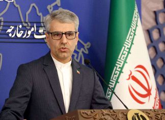 Irán: Estados Unidos provoca inestabilidad mundial Esmail Baghaei, portavoz de Exteriores de Irán, durante una comparecencia junto a la bandera iraní.