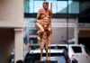 Estatua de Donald Trump desnudo provoca polémica en el Parlamento Europeo Estatua de Donald Trump llamada “Plaga Naranja” frente al Parlamento Europeo.
