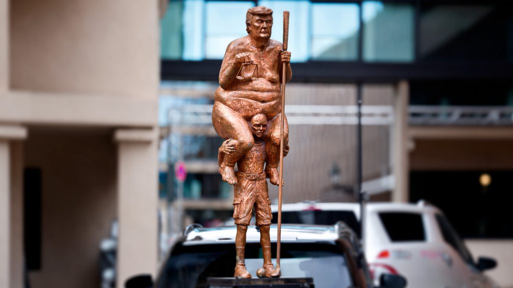 Estatua de Donald Trump llamada “Plaga Naranja” frente al Parlamento Europeo.