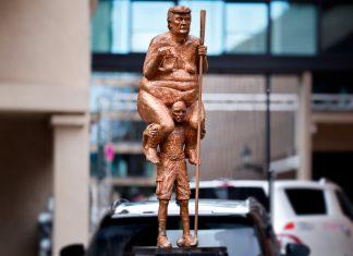 Estatua de Donald Trump desnudo provoca polémica en el Parlamento Europeo Estatua de Donald Trump llamada “Plaga Naranja” frente al Parlamento Europeo.