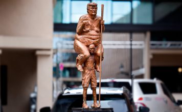Estatua de Donald Trump desnudo provoca polémica en el Parlamento Europeo Estatua de Donald Trump llamada “Plaga Naranja” frente al Parlamento Europeo.