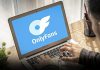 ¿Qué países gastan más en OnlyFans? Computadora portátil con el logotipo de OnlyFans en una pantalla azul.