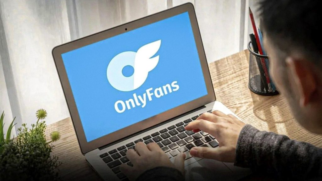 Computadora portátil con el logotipo de OnlyFans en una pantalla azul.