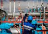 Europa paga el costo de alejarse del gas ruso Trabajador de Gazprom junto a tuberías y válvulas de una instalación industrial de gas rusa.