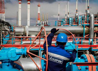 Europa paga el costo de alejarse del gas ruso Trabajador de Gazprom junto a tuberías y válvulas de una instalación industrial de gas rusa.