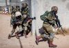 Grupo de Hackers se infiltra en el Ejército de Israel Soldados israelíes armados avanzan junto a un muro durante operaciones militares en Jan Yunis, Gaza.