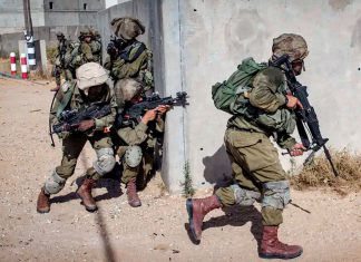 Grupo de Hackers se infiltra en el Ejército de Israel Soldados israelíes armados avanzan junto a un muro durante operaciones militares en Jan Yunis, Gaza.