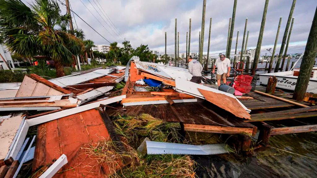 Daños materiales en un cobertizo para embarcaciones tras el paso del huracán Isaías en Florida.