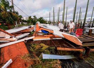 Huracán Isaías deja cuatro muertos en Estados Unidos Daños materiales en un cobertizo para embarcaciones tras el paso del huracán Isaías en Florida.