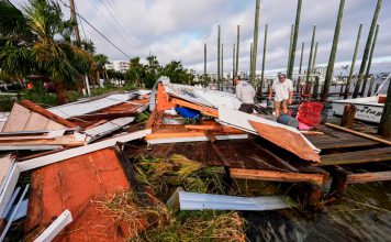 Huracán Isaías deja cuatro muertos en Estados Unidos Daños materiales en un cobertizo para embarcaciones tras el paso del huracán Isaías en Florida.