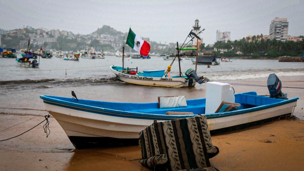 Embarcaciones en la costa de Acapulco ante los efectos del huracán Trudy en el Pacífico mexicano.