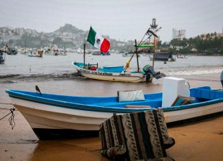 Huracán Trudy alcanza categoría 3 frente al Pacífico mexicano Embarcaciones en la costa de Acapulco ante los efectos del huracán Trudy en el Pacífico mexicano.