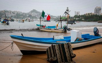 Huracán Trudy alcanza categoría 3 frente al Pacífico mexicano Embarcaciones en la costa de Acapulco ante los efectos del huracán Trudy en el Pacífico mexicano.