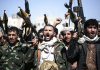 Yemen advierte ataques contra petroleras de Arabia Saudita Combatientes hutíes en Yemen portan armas durante una concentración pública.
