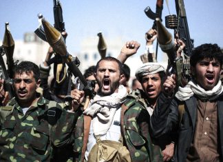 Yemen advierte ataques contra petroleras de Arabia Saudita Combatientes hutíes en Yemen portan armas durante una concentración pública.